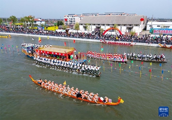 4月4日， 選手在參加茅山會船盛會（無人機照片）。新華社發(fā)（顧繼紅 攝）