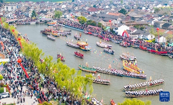 4月4日，選手在參加茅山會船盛會（無人機照片）。?新華社發(fā)（周社根 攝）