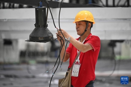 4月4日，工作人員在海南國際會展中心內(nèi)布設(shè)燈光。