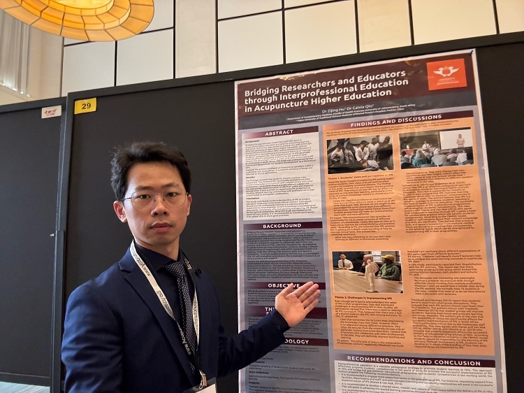 胡紫景醫(yī)生在國際針灸學(xué)術(shù)會(huì)議中。約翰內(nèi)斯堡大學(xué)供圖