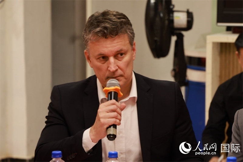 巴西中國(guó)友好協(xié)會(huì)主席恩里克·達(dá)諾布雷加在座談會(huì)上致辭。人民網(wǎng)記者 陳海琪攝