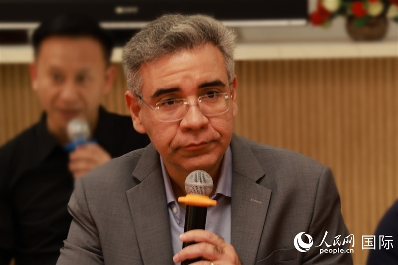 巴西弗魯米嫩塞聯(lián)邦大學(xué)教授、中國(guó)問題專家埃萬德羅·卡瓦略在座談會(huì)上致辭。人民網(wǎng)記者 陳海琪攝