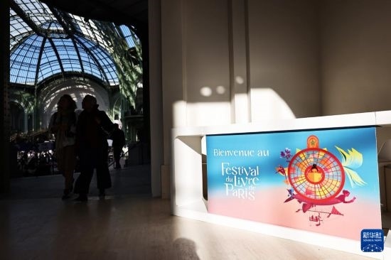 4月11日，人們?cè)诜▏屠璐蠡蕦m參加2025巴黎書展。新華社記者 高靜 攝