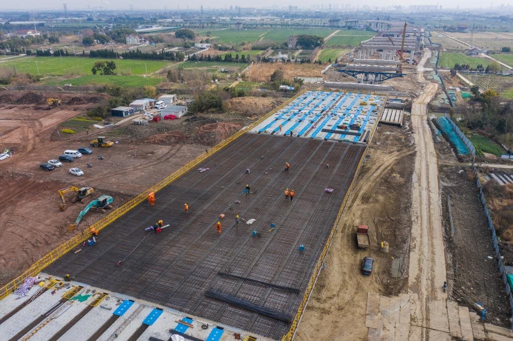 3月7日，在524國道秀洲王江涇至新塍公路工程TJ02標(biāo)段，作業(yè)人員正在進(jìn)行60米鋼混組合梁現(xiàn)澆橋面板鋼筋焊接及綁扎作業(yè)（無人機(jī)照片）。新華社記者 徐昱 攝