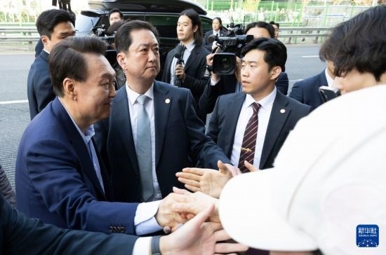 4月11日，韓國前總統(tǒng)尹錫悅（左一）在離開首爾漢南洞官邸時與支持者握手。新華社發(fā)（全休相攝）