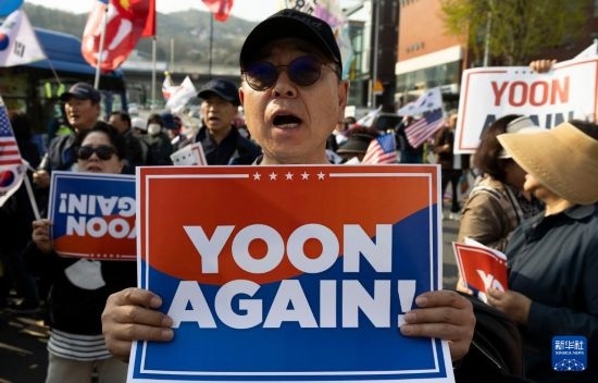 4月11日，在韓國首爾漢南洞官邸附近，支持者為韓國前總統(tǒng)尹錫悅送行。新華社發(fā)（全休相攝）