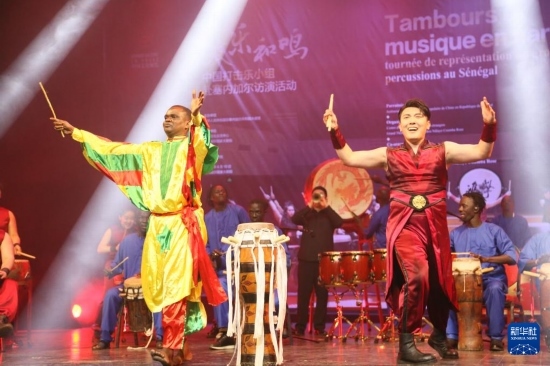 4月10日，在塞內(nèi)加爾首都達(dá)喀爾的國家大劇院，中央音樂學(xué)院進(jìn)擊打擊樂團(tuán)與塞內(nèi)加爾杜杜·恩迪亞耶·羅斯打擊樂團(tuán)同臺演出。新華社記者 司源 攝