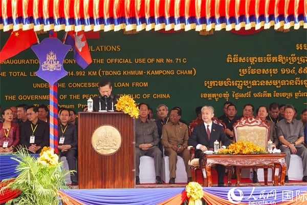 柬埔寨首相洪瑪奈在剪彩儀式上致辭。人民網(wǎng)記者 程是頡攝