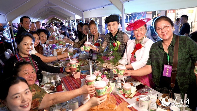 海外華僑在活動(dòng)現(xiàn)場(chǎng)品嘗“家鄉(xiāng)味”。人民網(wǎng)記者 符武平攝