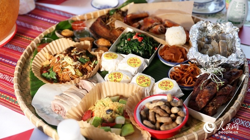 長(zhǎng)桌宴上擺滿了海南特色佳肴。人民網(wǎng)記者 符武平攝