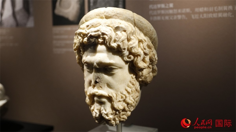 阿斯克勒庇俄斯大理石頭像。4月14日，來自希臘伊拉克利翁考古博物館的文物在故宮博物院展出。（人民網(wǎng) 張澤宇攝）
