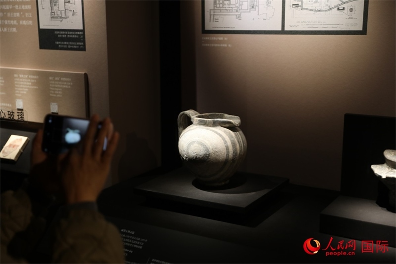 參觀者在拍攝。4月14日，來自希臘伊拉克利翁考古博物館的文物在故宮博物院展出。（人民網(wǎng) 張澤宇攝）