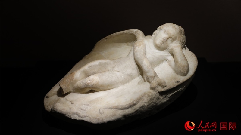 沉睡的厄洛斯大理石浮雕。4月14日，來自希臘伊拉克利翁考古博物館的文物在故宮博物院展出。（人民網(wǎng) 張澤宇攝）