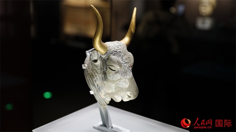 公牛頭型綠泥石來通杯。4月14日，來自希臘伊拉克利翁考古博物館的文物在故宮博物院展出。（人民網(wǎng) 張澤宇攝）