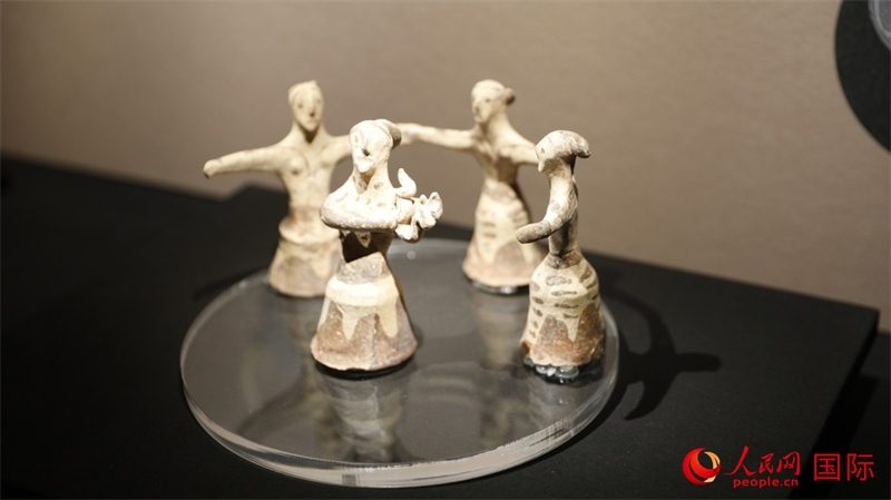 舞蹈者與音樂家雕塑群像。4月14日，來自希臘伊拉克利翁考古博物館的文物在故宮博物院展出。（人民網(wǎng) 張澤宇攝）