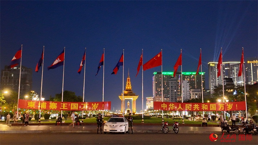 在習近平主席到訪柬埔寨前夕，人民網記者在柬埔寨首都金邊獨立紀念碑等地標建筑附近看到，道路兩旁懸掛起中柬兩國國旗和“柬埔寨王國萬歲！”“中華人民共和國萬歲！”等中文歡迎橫幅。人民網記者 盛楚宜攝