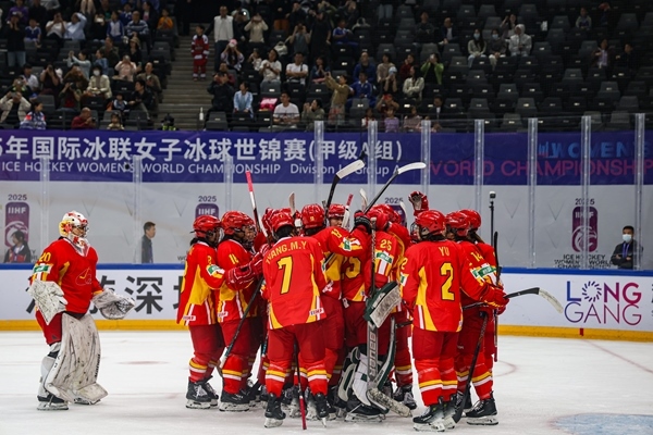 中國隊(duì)球員慶祝勝利。圖片來源：中國冰球協(xié)會(huì)