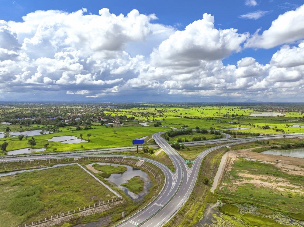 2024年9月25日在柬埔寨磅士卑省拍攝的金港高速公路（無人機照片）。連接柬埔寨首都金邊和最大深水海港西哈努克港的金港高速公路，是中柬共建“一帶一路”標志性項目。
