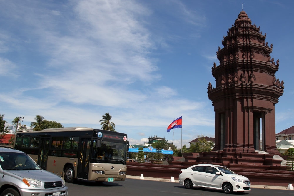 2018年1月5日，在柬埔寨金邊，一輛中國援助的“宇通”公交車經(jīng)過獨立紀念碑。