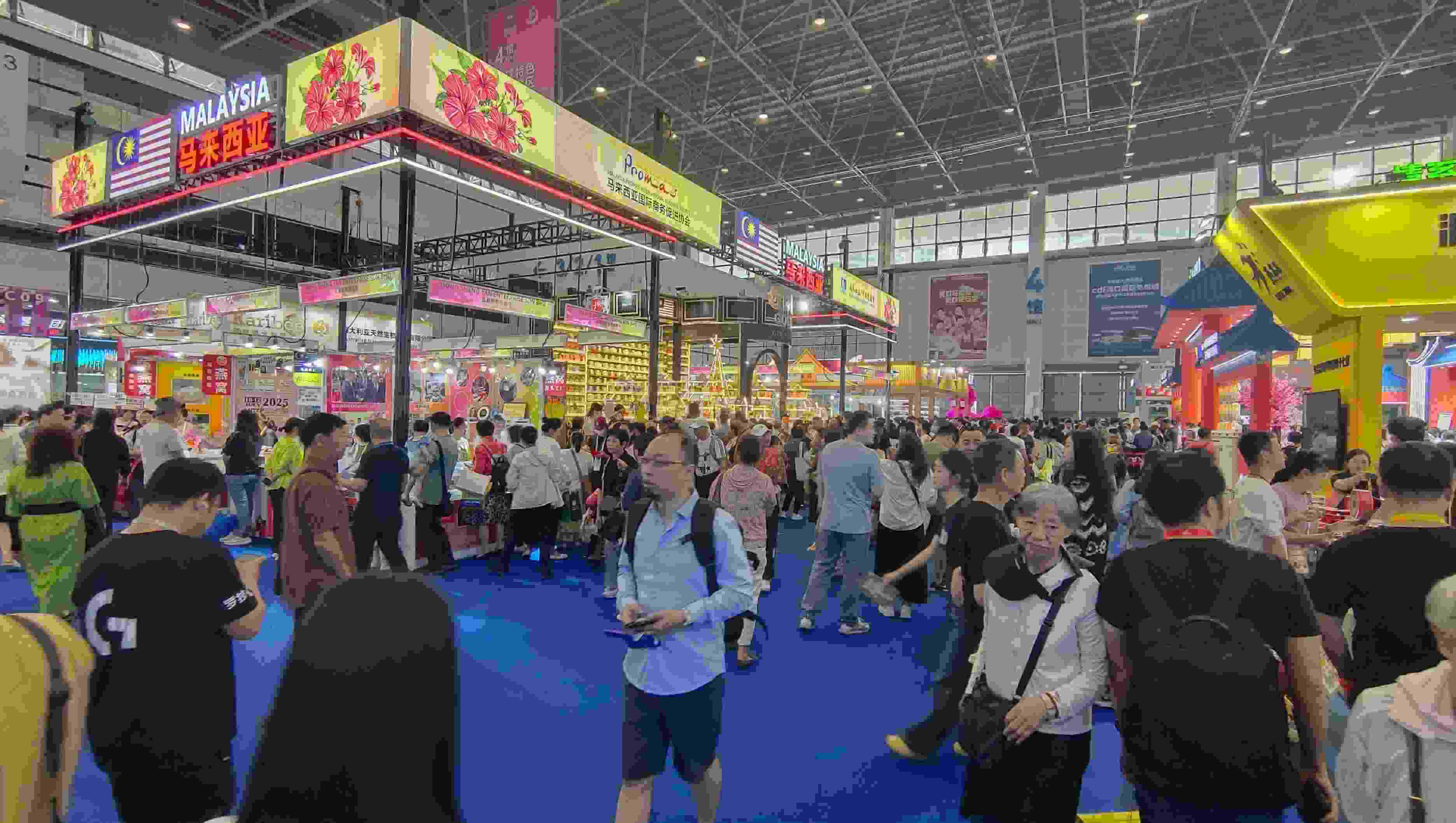 消博會迎來公眾開放日，眾多市民、客商來到展館參觀、購物。人民網(wǎng)記者 李彤攝