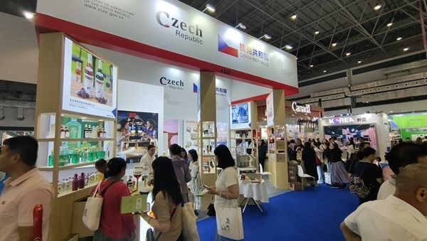 觀展者在各國展臺采購、咨詢。人民網(wǎng)記者 李彤攝