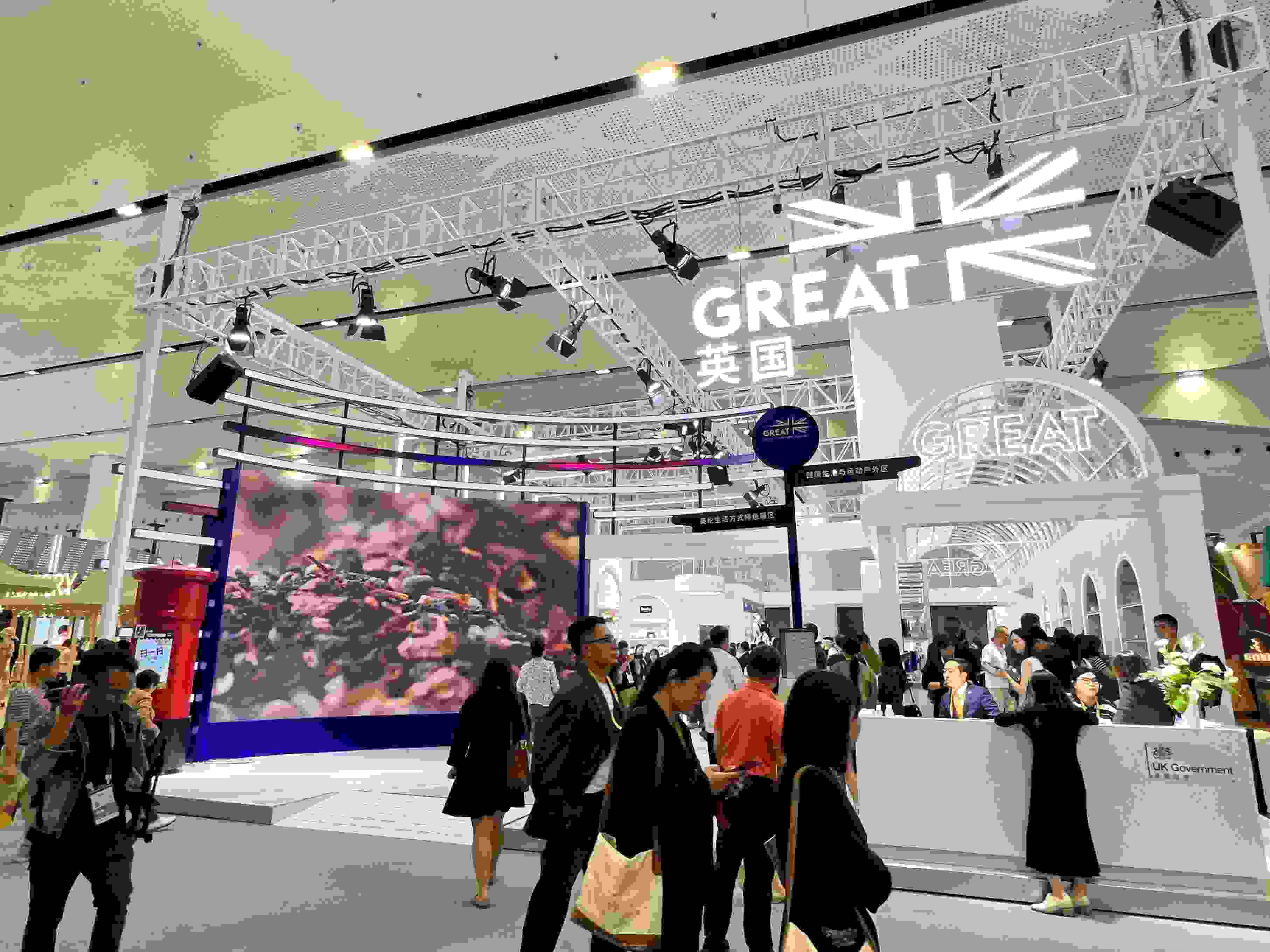 在消博會上，主賓國英國國家館開館。人民網(wǎng)記者 趙瞳攝