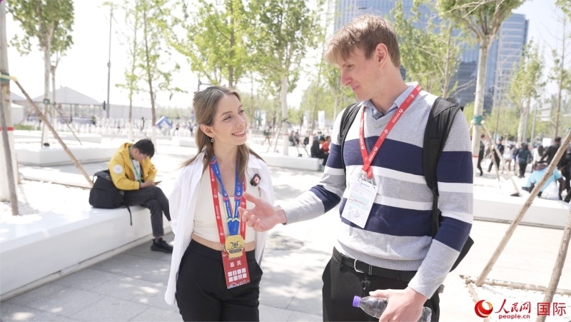 墨西哥的參賽選手阿蘭薩蘇?巴燕（左）與瑞士選手喬文韜。人民網(wǎng)記者 袁蒙攝