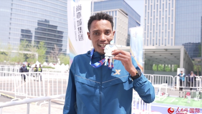 埃塞俄比亞選手圖魯·亞雷德·德梅克獲得本次大賽男子組亞軍。人民網(wǎng)記者 袁蒙攝