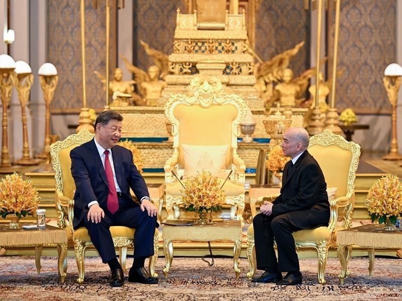 4月17日，柬埔寨國(guó)王西哈莫尼同習(xí)近平主席在金邊王宮舉行會(huì)見(jiàn)。