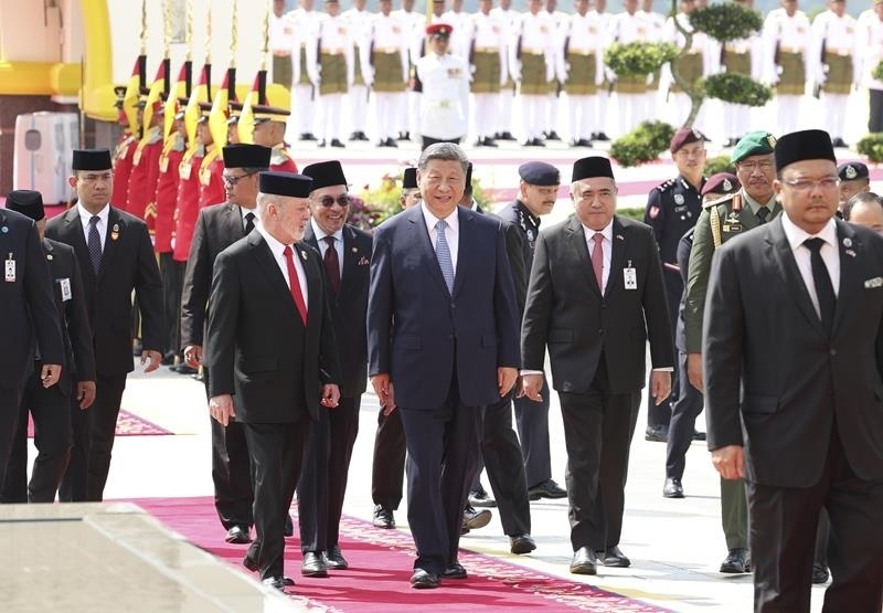 4月16日，馬來(lái)西亞最高元首易卜拉欣在馬來(lái)西亞國(guó)家王宮廣場(chǎng)為習(xí)近平主席舉行隆重歡迎儀式。