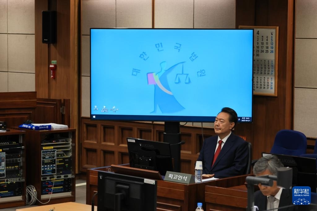 4月21日，尹錫悅在韓國首爾中央地方法院出席庭審。新華社/紐西斯通訊社