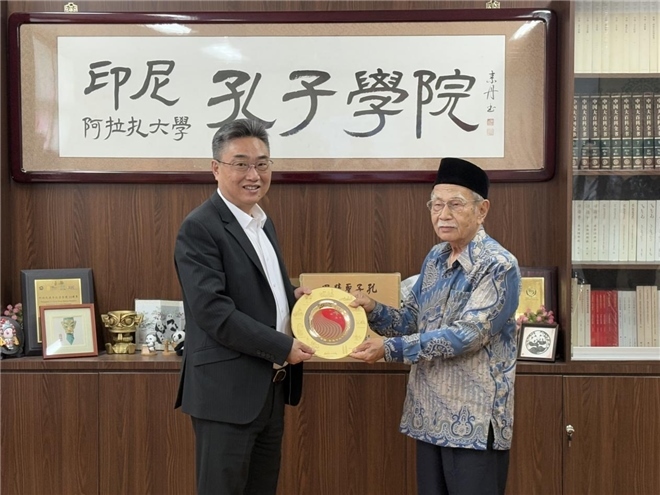 雙方交換禮物?；顒又鬓k方供圖