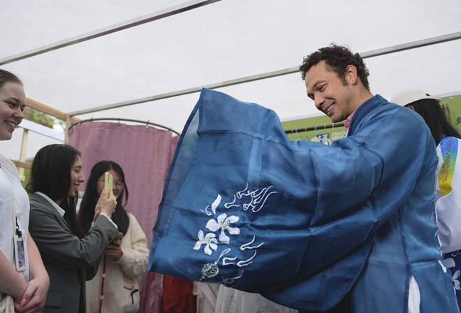 外國(guó)青年試穿漢服。中外語言交流合作中心供圖