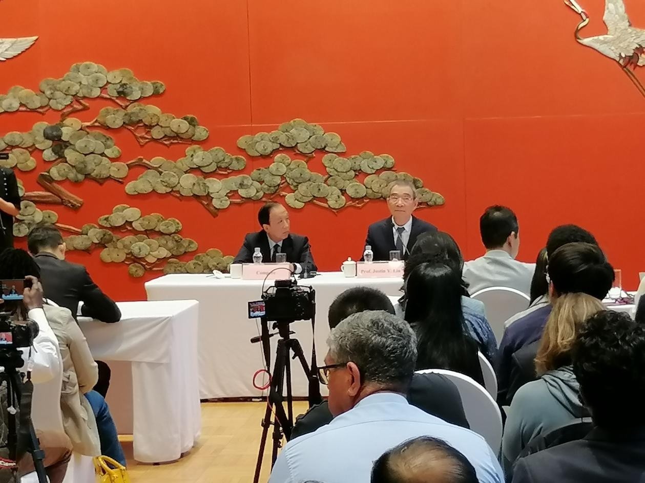 圖為21日舉行的“臨甲7號(hào)沙龍”，林毅夫（右一）在回答中外媒體記者的提問(wèn)。 人民網(wǎng)記者 李瀟攝