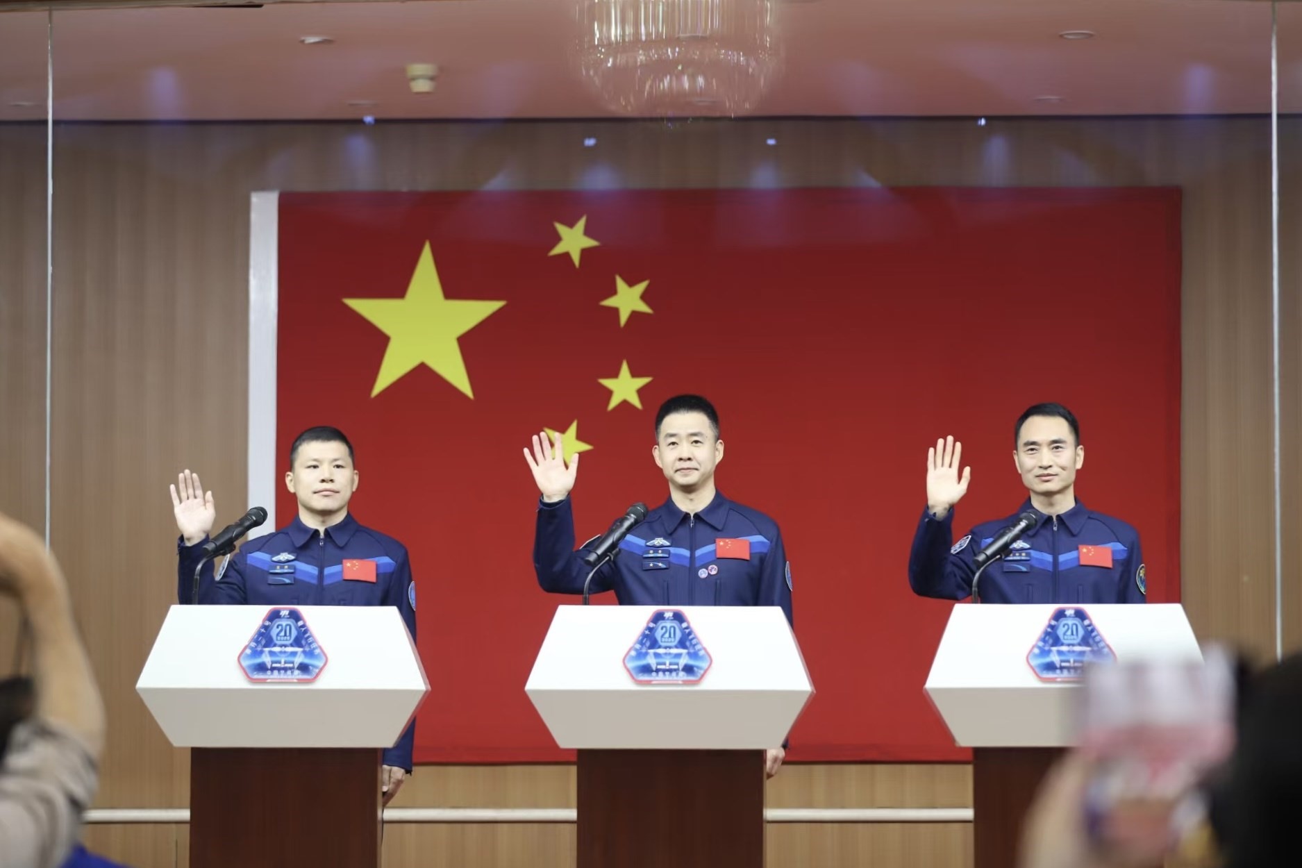 4月23日，神舟二十號(hào)航天員乘組在酒泉衛(wèi)星發(fā)射中心問(wèn)天閣與中外媒體記者集體見面。人民網(wǎng)記者 黃帆攝