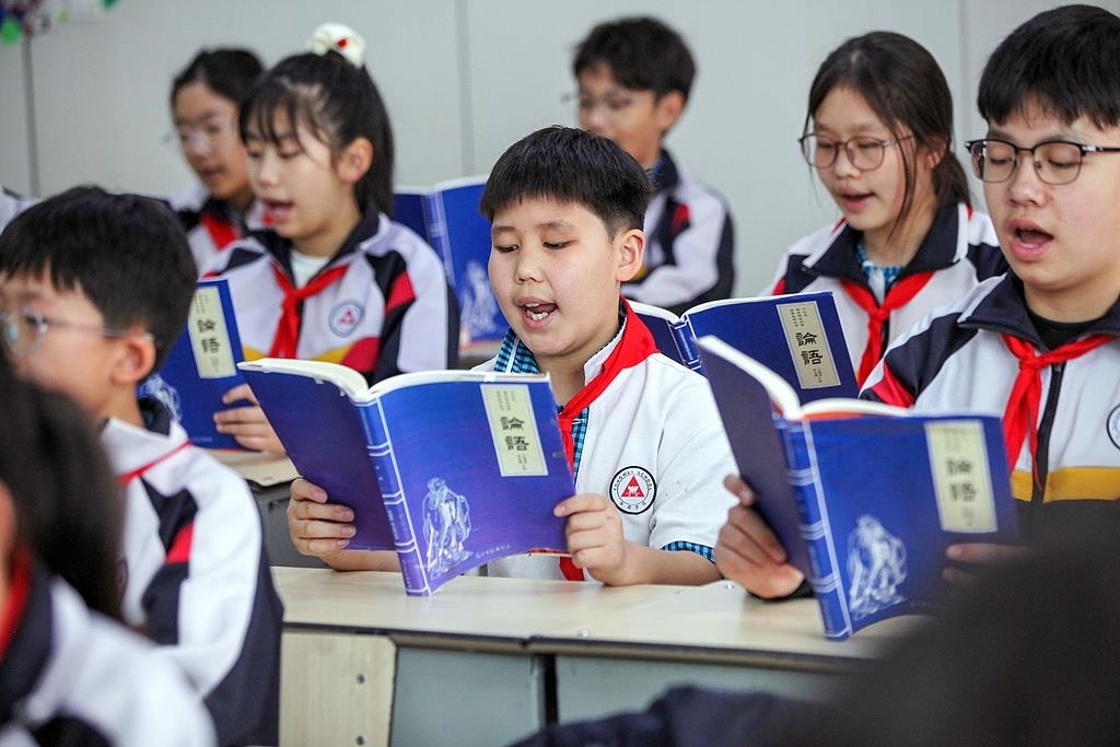 △2025年4月21日，河南焦作，學(xué)生們?cè)谡b讀《論語》。