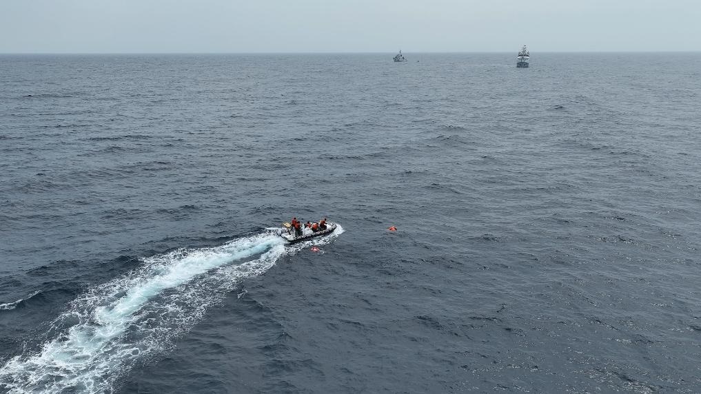 4月23日，中越海警開展海上聯(lián)合搜救演練，模擬營(yíng)救落水人員。（中國(guó)海警供圖）