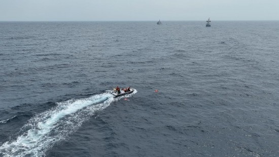 4月23日，中越海警開展海上聯(lián)合搜救演練，模擬營救落水人員。（中國海警供圖）