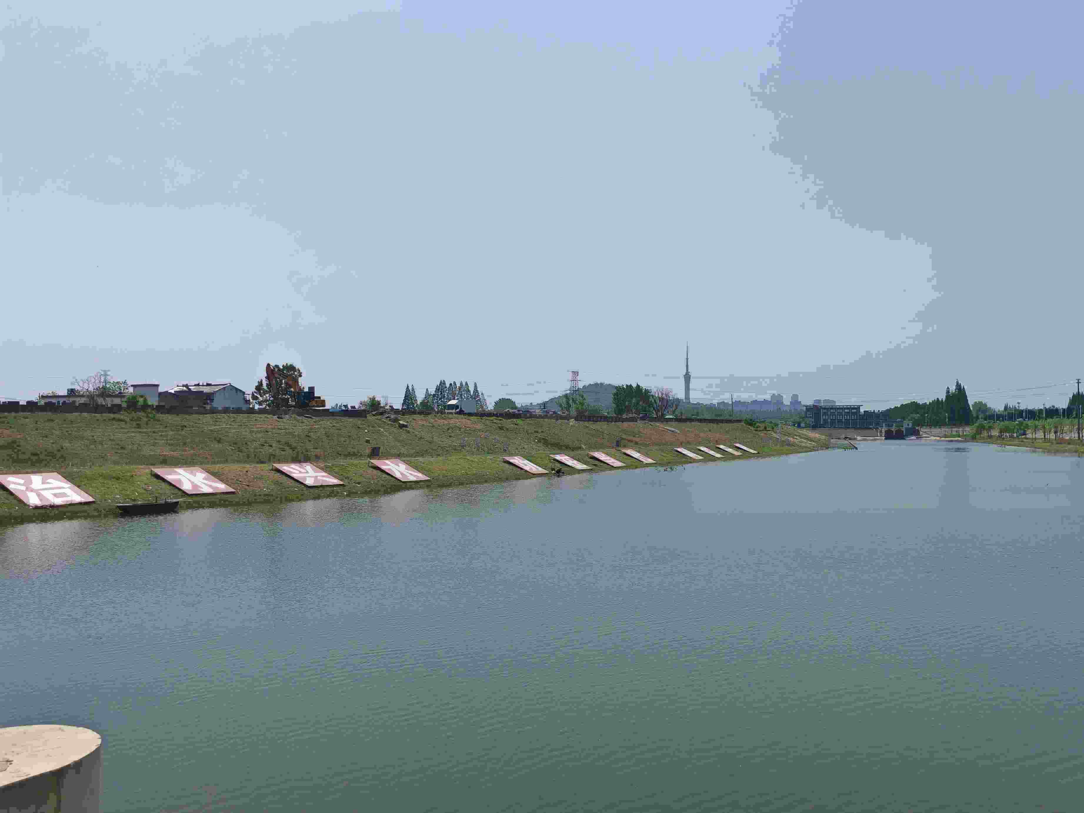 在龍子湖樞紐上眺望靚麗的淮河美景。人民網(wǎng)記者 王子鋒攝