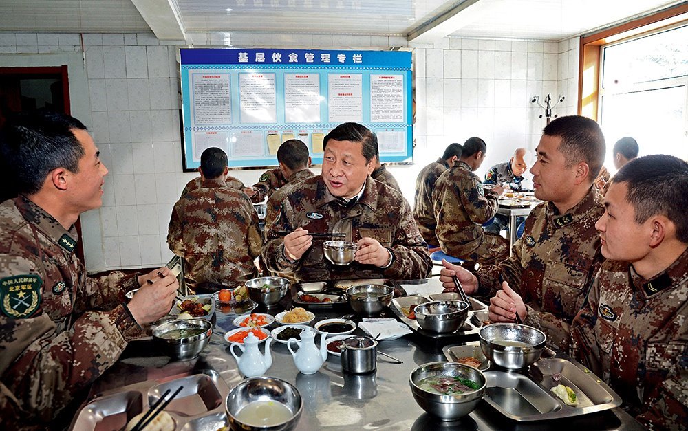 2014年1月26日，習(xí)近平主席專程來到內(nèi)蒙古軍區(qū)邊防某部，親切看望慰問戍邊官兵。這是在連隊(duì)食堂，習(xí)近平主席同戰(zhàn)士們一起用餐。