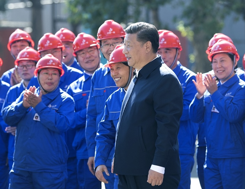 2018年9月26日，在中國一重集團(tuán)，習(xí)近平總書記走到工人中間，同大家親切交流。