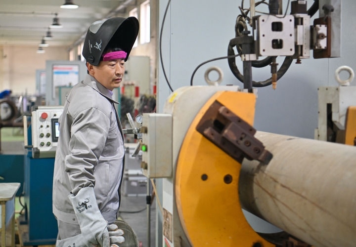 在中石化第四建設(shè)有限公司工匠學(xué)院，全國人大代表、中石化第四建設(shè)有限公司工匠學(xué)院焊接教練張振連操作自動焊機(jī)（2025年2月21日攝）。新華社記者 孫凡越 攝