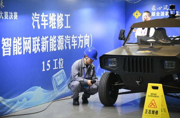 2024年9月11日，由全國總工會、人力資源和社會保障部等單位主辦的第八屆全國職工職業(yè)技能大賽決賽在陜西開幕。這是選手在位于西安國際會展中心的比賽場地參加汽車維修工（智能網(wǎng)聯(lián)新能源汽車方向）工種比賽。新華社記者 張博文 攝