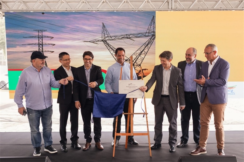 CPFL公司執(zhí)行副總裁弗拉維奧·恩里克·里貝羅（中）、CPFL輸電公司總裁李甫（左二）、南里奧格蘭德州州議員阿洛伊西奧·克拉斯曼（左一）、州長代表豪爾赫·波佐邦（右一）等出席投運儀式。 中國國家電網(wǎng)巴西電力CPFL公司供圖