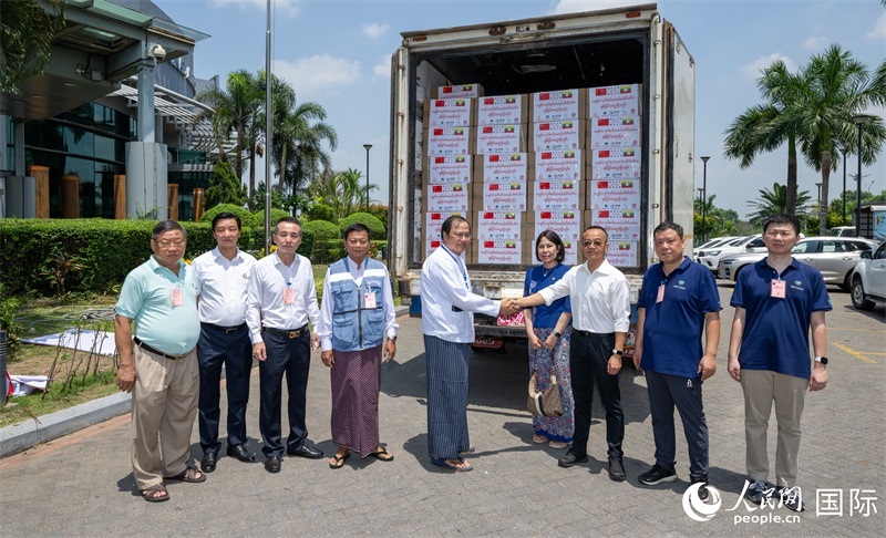 藥品交付儀式現(xiàn)場-人民網記者謝佳君攝