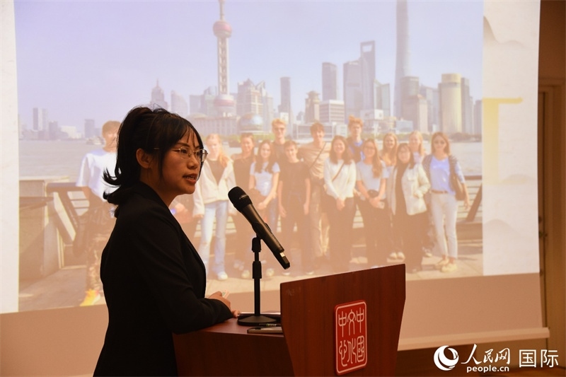 斯德哥爾摩考試中心經(jīng)理陳曦介紹“漢語水平考試”情況。人民網(wǎng)記者 殷淼攝