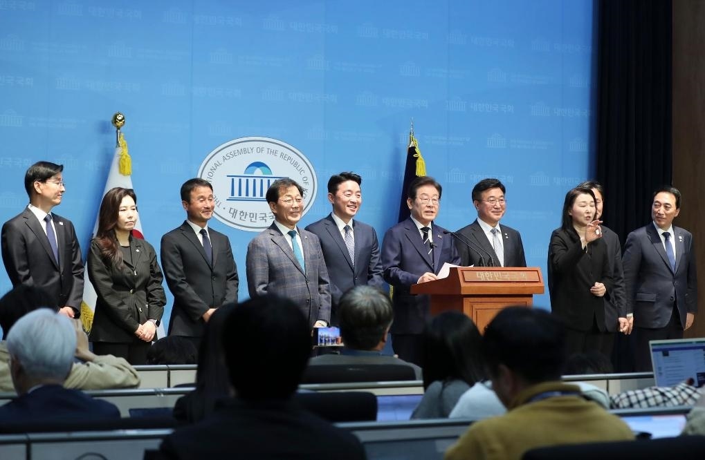 4月11日，李在明在韓國首爾舉行的新聞發(fā)布會上介紹他的總統(tǒng)競選團隊。新華社記者姚琪琳攝