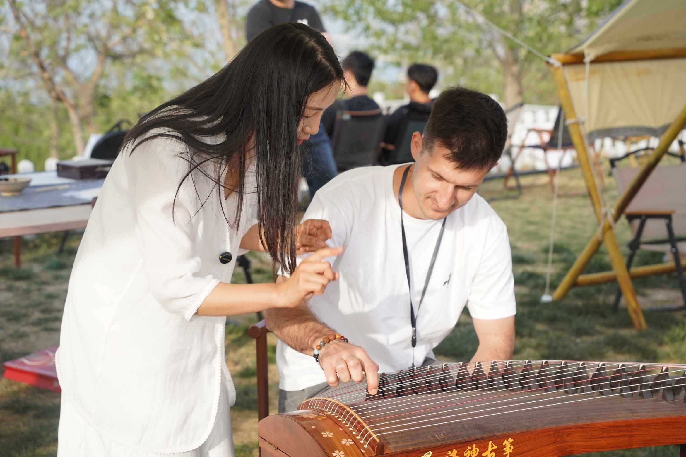 外媒體記者古箏體驗(yàn)。主辦方供圖