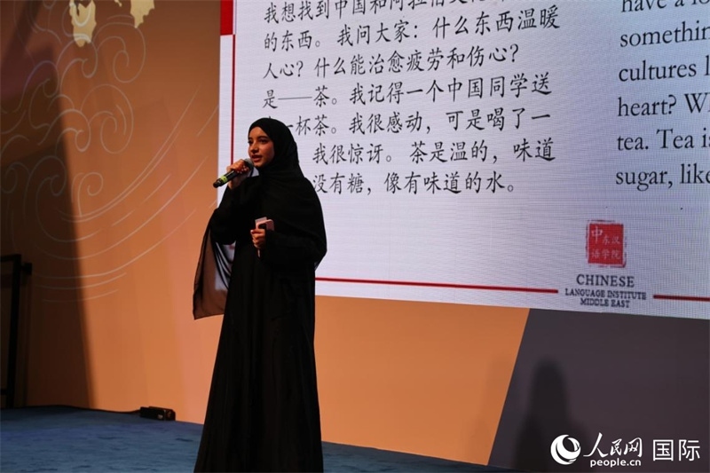 第四屆“阿聯(lián)酋眼中的中國(guó)”中文比賽上，一位阿聯(lián)酋漢語(yǔ)學(xué)習(xí)者與觀眾分享對(duì)中國(guó)茶文化的思考。人民網(wǎng)記者 張志文攝