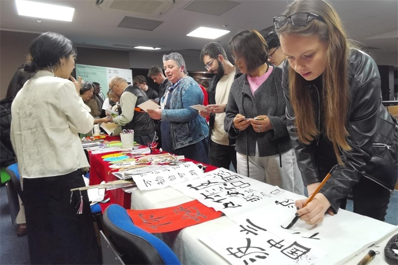 現(xiàn)場來賓體驗(yàn)中國傳統(tǒng)文化。中國駐波蘭大使館供圖。